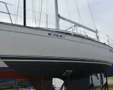 Voilier blanc MC 3725 NE, prêt pour l'aventure sur l'eau.