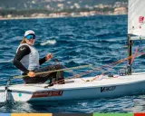Louise Cervera, navigatrice française, manœuvre son dériveur ILCA sur une mer bleue. Elle porte une casquette et des lunettes de soleil.