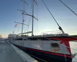 Le voilier "Grain de Sail II" est amarré au quai, prêt pour sa prochaine aventure.