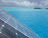 Panneau solaire bateau, quelle puissance pour naviguer en autonomie ? L'eau turquoise et les îles au loin invitent au voyage.