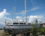 Le voilier "Amiro III" est sur des chandelles, prêt pour l'hiver. Gilbert Caroff admire son bateau.
