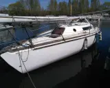Voilier blanc, prêt pour de nouvelles aventures. Un super challenger attendant son équipage pour naviguer.