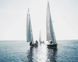Voiliers naviguant au soleil. Le vent gonfle les voiles, une scène qui illustre la **tribord amure définition** en action.