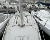 Vue du pont d'un voilier Jeanneau Flirt, prêt pour l'aventure. La fiche technique de ce bateau promet de belles navigations.