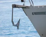 Ancre de bateau prête à être déployée. Elle montre comment fonctionne une ancre de bateau : elle s'enfonce dans le fond marin pour stabiliser le navire.