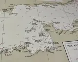 Carte des courants marins de Bretagne et des îles Anglo-Normandes, indiquant les heures et les vitesses des marées.