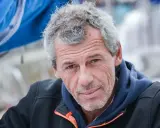 Portrait de Sébastien Destremau, skipper au regard déterminé, prêt pour une nouvelle aventure en mer.