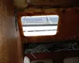 Intérieur d'un Kelt 760, vue par l'ouverture, avec des cordages rangés.