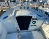 Vue du pont d'un voilier Dufour 27, avec instruments de navigation et cordages. Les avis sur ce modèle sont généralement positifs.