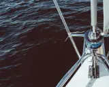 Le voile avant du bateau est prêt à être déployé sur l'eau sombre.