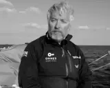 Le navigateur Yvan Bourgnon, le regard déterminé, sur son bateau en pleine mer.