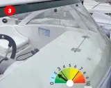 Tableau de bord d'un voilier, prêt pour l'entretien. Le volant est visible, ainsi qu'un indicateur de performance.