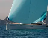 Voilier Oceanis 45 en pleine navigation, voile bleue gonflée par le vent. Idéal pour découvrir les caractéristiques de ce modèle.
