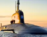 Un imposant sous-marin, potentiellement le sous-marin le plus puissant du monde, navigue sur une mer calme au coucher du soleil.