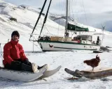 Guirec Soudée et sa poule, sur la banquise, à côté de son voilier.