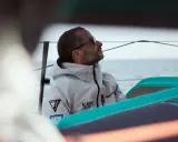 Ambrogio Beccaria, le regard tourné vers l'horizon, porte une veste de voile Musto.