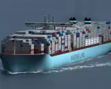 Un immense porte-conteneurs Maersk navigue sur une mer calme, chargé de milliers de conteneurs. La taille porte conteneur est impressionnante.