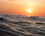 Vague vague, le soleil se couche sur l'océan. Un moment parfait pour apprendre du vocabulaire maritime anglais.
