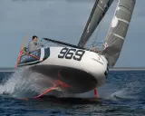 Voilier Pogo 6.50 "Cerfrance" #969 fend les vagues, le skipper concentré.