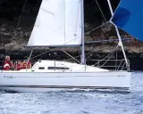 Un voilier Sun Odyssey 26 navigue sur une mer calme, avec des personnes à bord. Les avis sur ce bateau sont généralement positifs.