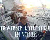Un homme souriant sur un voilier en pleine traversée de l'Atlantique. Le soleil se lève, illuminant les voiles. Quel voilier pour traverser l'Atlantique ? Celui-ci semble parfait.