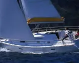 Voile blanche gonflée sur un voilier Oceanis 331 naviguant sur une mer bleue. Avis positifs pour ce bateau.