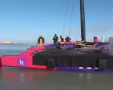 Le catamaran rose et violet, prêt pour la course, avec Audrey Ogereau et son équipe à bord.