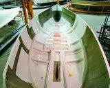 Intérieur d'une coque de bateau en construction, prêt pour le talonnage bateau. Lignes épurées et structure visible.