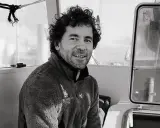 Sébastien Roubinet, un aventurier souriant, pose à l'intérieur d'un bateau, prêt pour sa prochaine expédition.