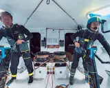 Deux marins concentrés sur le pont d'un bateau, prêts pour la course **Kerkena 6.1**.