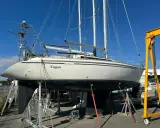 Voilier Attalia 32 "Ungern" sur bers, prêt pour sa fiche technique. Mât, voiles et quille visibles.