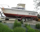 Bateau Esteou 530 sur remorque, prêt pour l'aventure. La fiche technique de ce modèle est souvent recherchée par les passionnés.