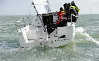 Équipage sur un voilier polonais transportable naviguant sur une mer agitée.