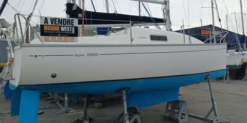 Bateau Sun 2500 à vendre, avec sa quille bleue et sa voile noire. Marine West propose ce voilier.
