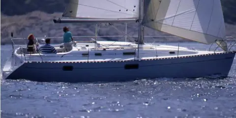 Voilier Oceanis 351 en navigation. La fiche technique de ce bateau est impressionnante.