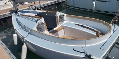 Un voilier Pabouk 700 bleu clair et blanc, prêt à naviguer, amarré à quai.