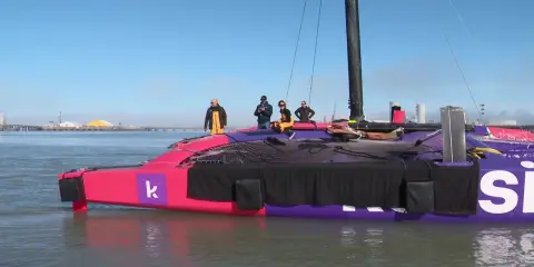 Le catamaran rose et violet, prêt pour la course, avec Audrey Ogereau et son équipe à bord.