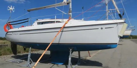Voilier Sun Odyssey 24.1 blanc sur bers, prêt pour l'aventure.
