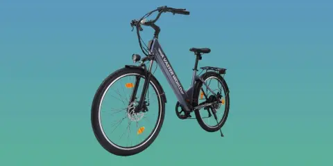 Vélo électrique gris, modèle A Vaster World express 600, avec porte-bagages et garde-boue, sur fond bleu dégradé.
