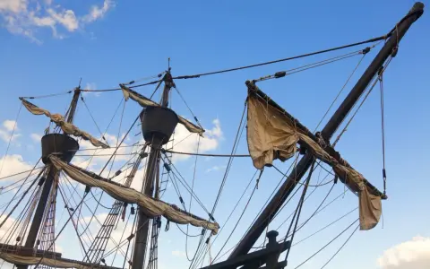 Mâts, cordages et voiles d'un vieux bateau, un aperçu du vocabulaire marin.