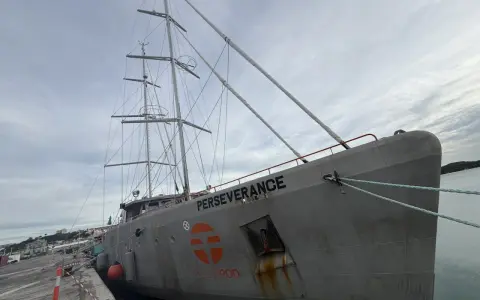 Le bateau "Perseverance" est amarré au quai, prêt pour de nouvelles aventures. Son nom incarne l'esprit d'exploration.