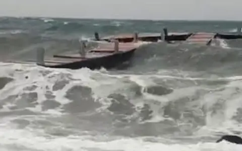 Un ponton endommagé par la tempête en Sardaigne, balloté par les vagues déchaînées.