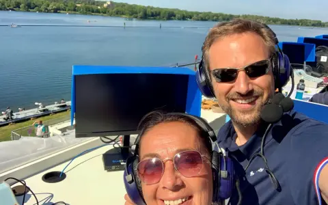 Adrien Hardy et sa collègue commentent une course sur un lac.