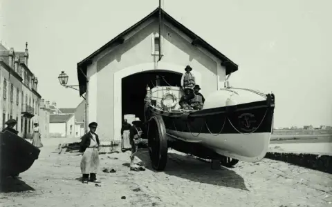 Un canot de sauvetage est sorti d'un hangar à Etel. Alain Bombard, le célèbre médecin et navigateur, aurait pu être à bord.