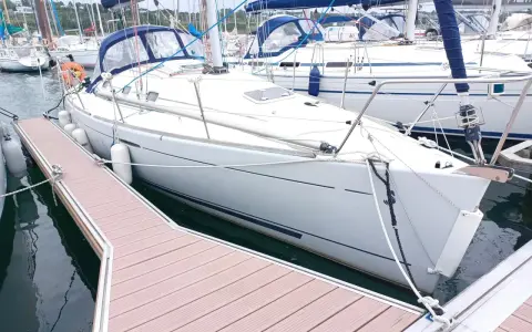 Voilier blanc amarré, prêt pour l'aventure. La première 31.7 fiche technique promet de belles navigations.