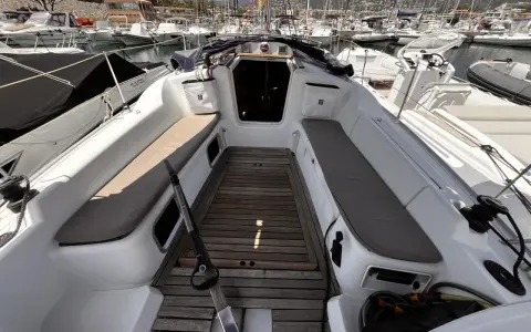 Cockpit d'un Sun Odyssey 32i, prêt pour l'aventure. Avis positifs sur ce voilier confortable et bien équipé.