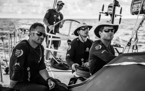 Alain Gabbay et son équipage concentrés sur le voilier lors de la Volvo Ocean Race.
