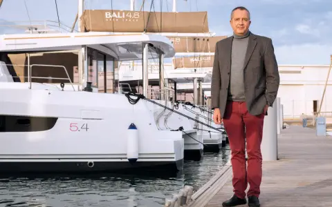 Olivier Poncin, PDG de Catana Group, pose devant des catamarans Bali 4.8.