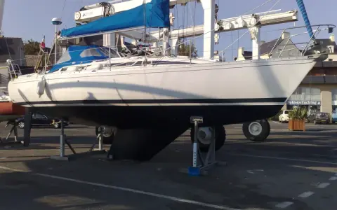 Voilier blanc sur bers, prêt pour la saison. Les premiers 345 avis sont positifs pour ce bateau.