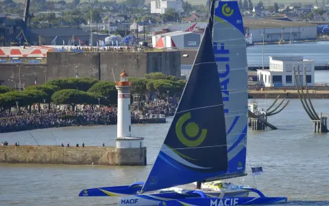 Le trimaran MACIF, prêt pour la transat, quitte le port sous les acclamations. Un grand voile Gabart s'apprête à affronter l'océan.